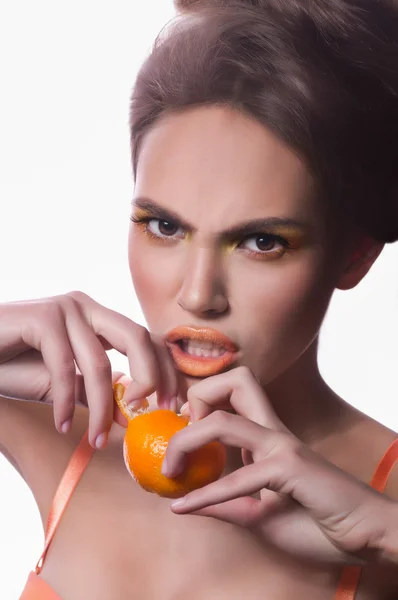 Schöne Mode Mädchen mit Mandarine — Stockfoto