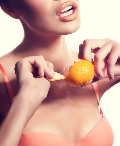 Bella ragazza di moda con mandarino — Foto Stock