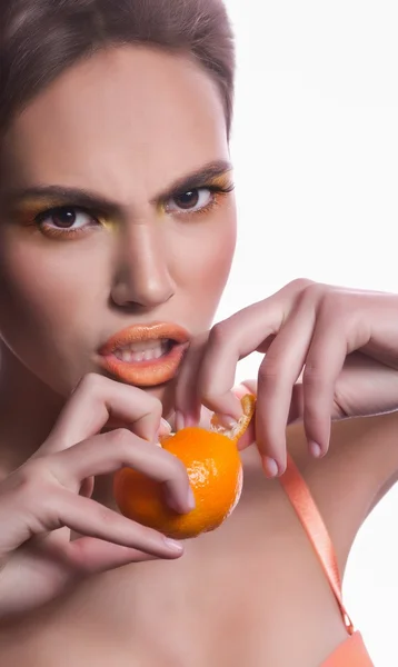 Schöne Mode Mädchen mit Mandarine — Stockfoto