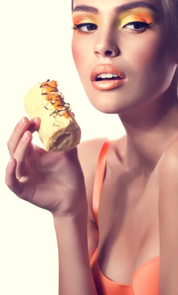 おいしいオレンジ プラリネと美しいファッションの少女 — ストック写真