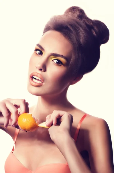 Vacker flicka med mandarin — Stockfoto