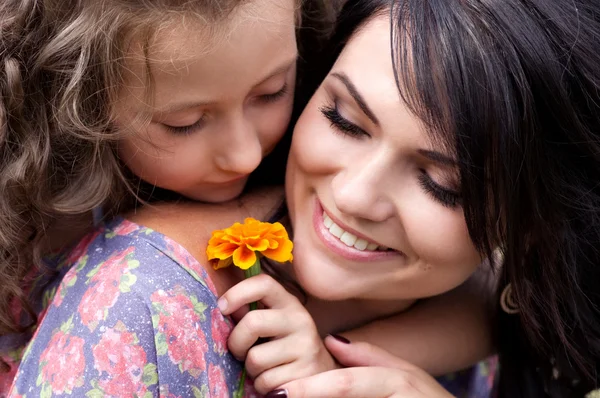 Hübsch lächelnde Mutter und Tochter — Stockfoto