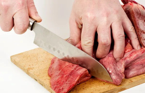 Hand närbild nedskärningar rökt bacon — Stockfoto