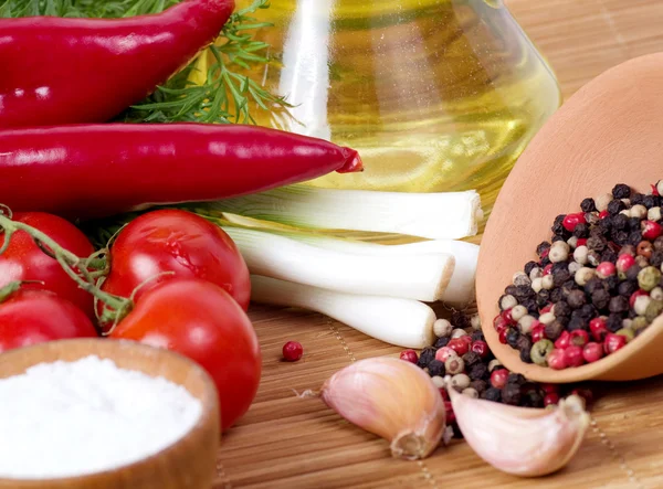 Huile d'olive avec légumes frais et épices — Photo