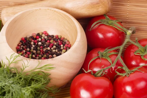 Zumo de tomate fresco y salsa sobre fondo blanco — Foto de Stock