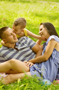 mutlu bir aile bahçede uzanmış