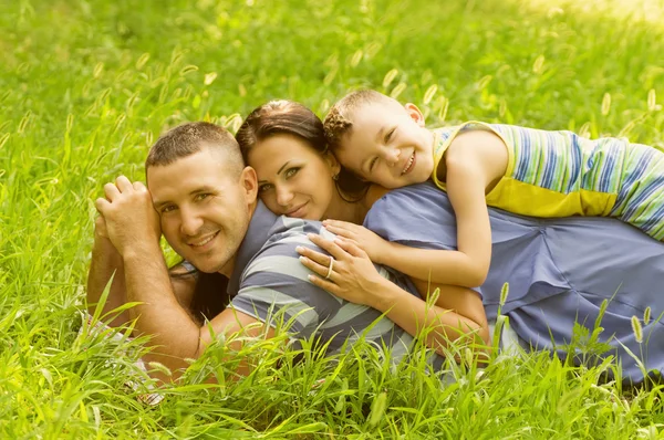 Heureuse famille allongée dans le jardin — Photo