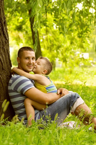 Pai e filho brincando no campo verde — Fotografia de Stock