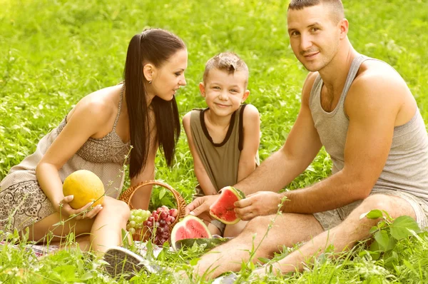 Bella giovane famiglia divertirsi all'aperto — Foto Stock