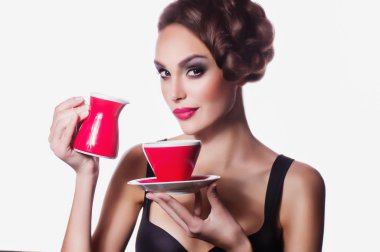 moda makyaj ve çay Kupası ile güzel bir genç kadın portresi