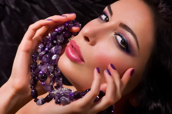Mujer de moda con adornos preciosos joyas . —  Fotos de Stock