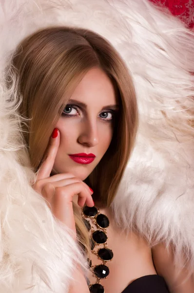 Portret van een mooie jonge vrouw met make-up — Stockfoto