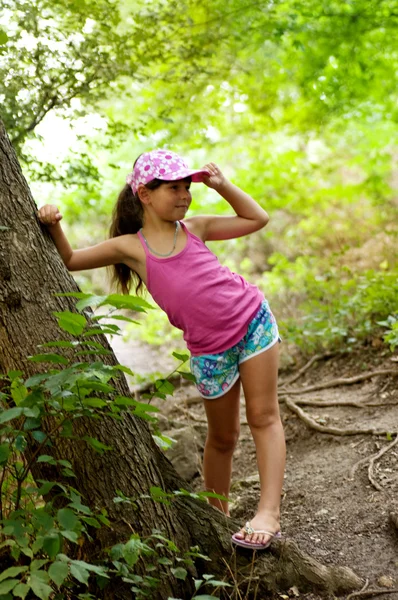 Liten glad tjej i skogen — Stockfoto