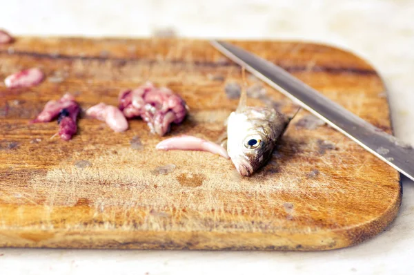 Cabeça de peixe na tábua de madeira — Fotografia de Stock
