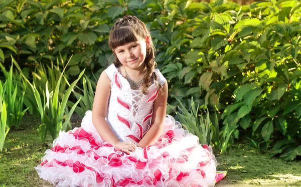 Glücklich schönes Mädchen im Kleid im grünen Garten — Stockfoto