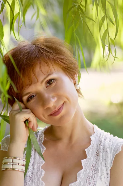 Mooie vrouw in groene tuin — Stockfoto