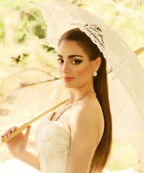 Hermosa novia con elegante maquillaje en vestido blanco — Foto de Stock