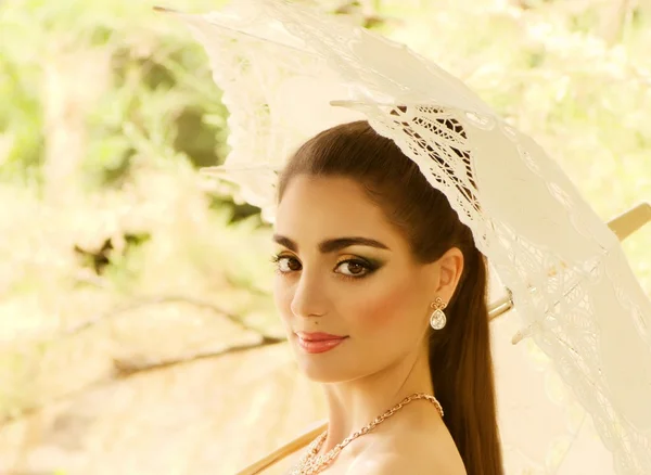 Wunderschöne Braut mit stylischem Make-up im weißen Kleid — Stockfoto