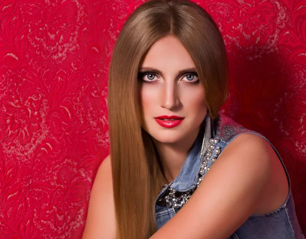 Portrait of beautiful young woman with makeup — Stock Photo, Image