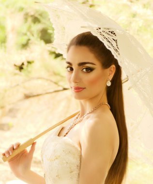 Beyaz elbiseli şık makyaj ile güzel bir gelin