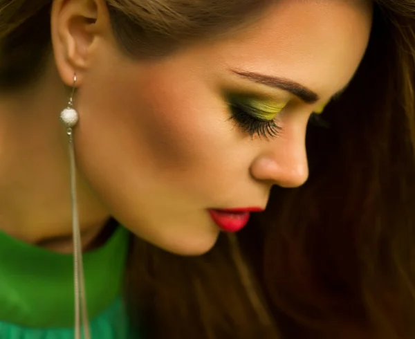 Retrato de una hermosa joven con maquillaje —  Fotos de Stock