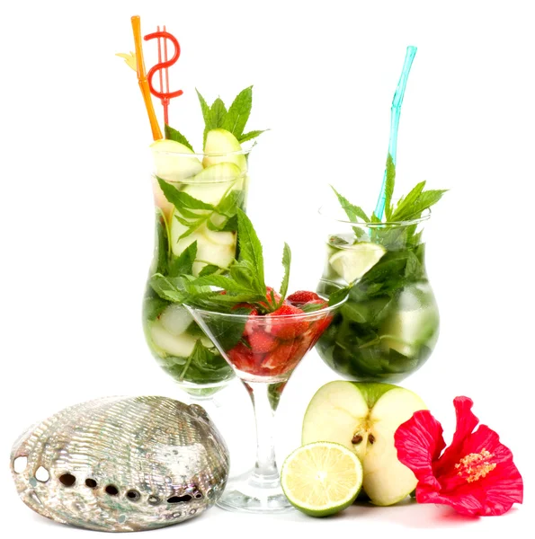 经典鸡尾酒夏天在白色背景上设置与 cockleshell 和水果 — 图库照片