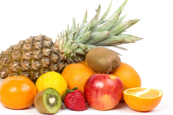 Frutas frescas aisladas sobre un fondo blanco —  Fotos de Stock