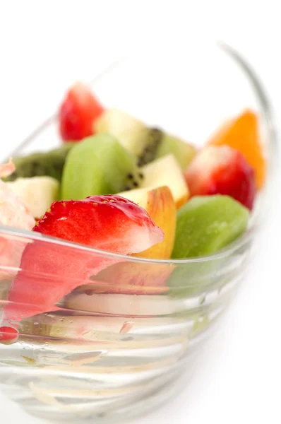 Ensalada de frutas frescas y sabrosas sobre fondo blanco —  Fotos de Stock