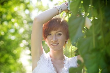 mujer hermosa en jardín