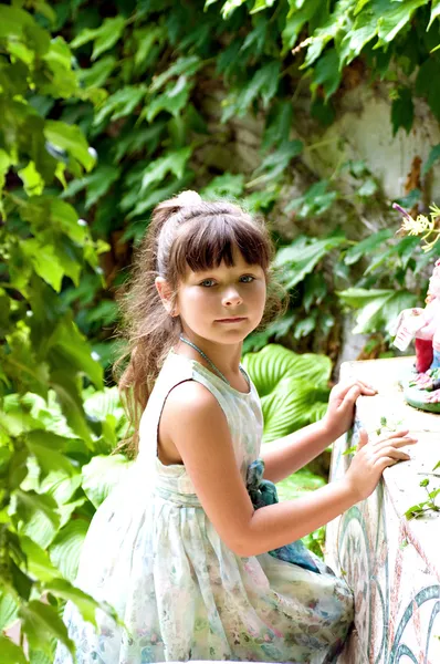 Kleines glückliches Mädchen im Garten — Stockfoto