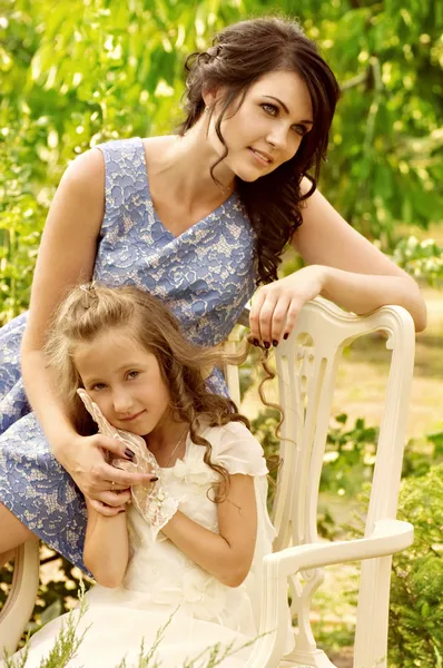 Bella sorridente madre e figlia — Foto Stock