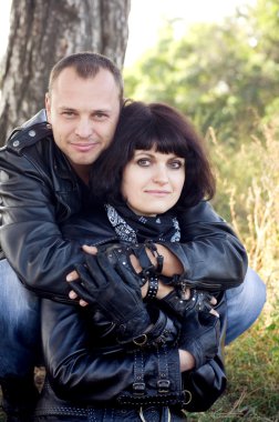 Motosiklet ile oturan aşık Çift