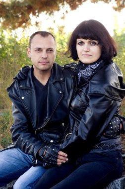 Motosiklet ile oturan aşık Çift