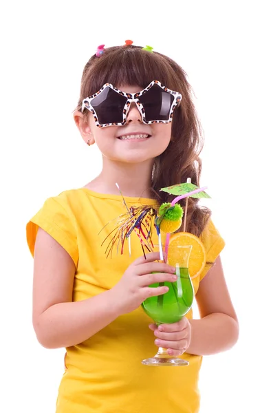 Hermosa niña bebiendo cóctel infantil verde sobre fondo blanco — Foto de Stock
