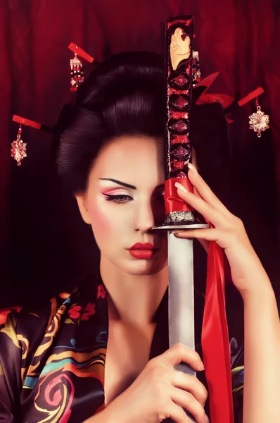 Beautiful geisha in kimono with samurai sword — Stock Photo, Image