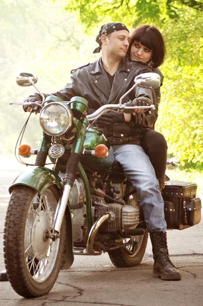 Casal de amantes sentados de moto — Fotografia de Stock