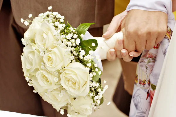 Lovers who are just married with bouquet — Stock Photo, Image