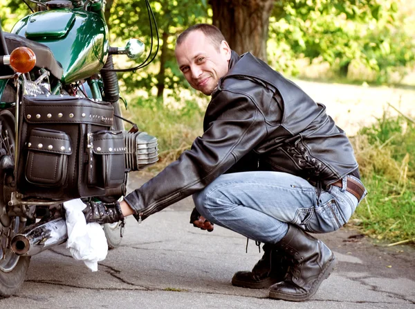 Homem em pé de moto — Fotografia de Stock