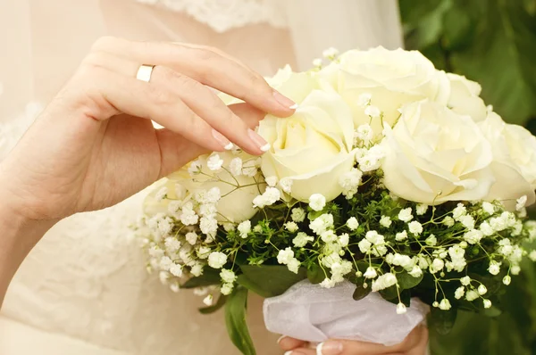 Lovers who are just married with bouquet — Stock Photo, Image