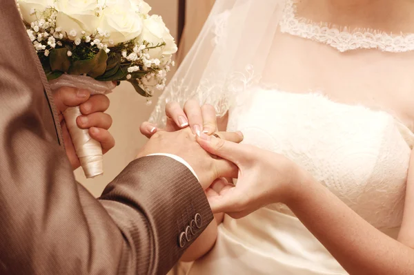 Miłośników, którzy są po prostu żonaty z bukietem — Zdjęcie stockowe