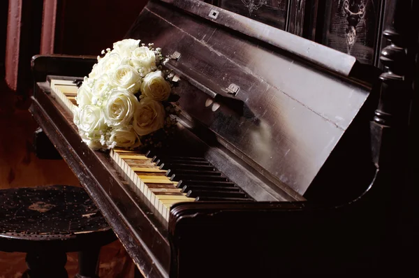 Fleurs blanches sur piano vintage — Photo