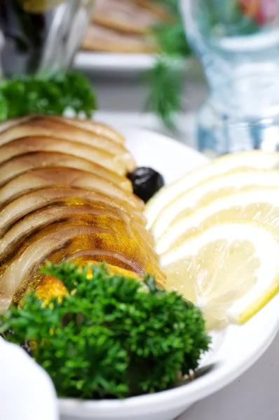 Rökt makrill med citron och sallad — Stockfoto