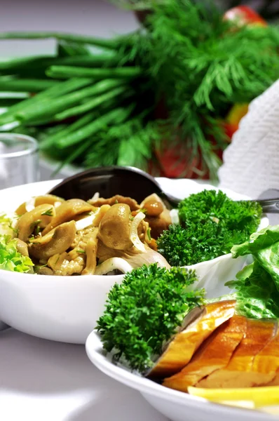 Geräucherter Makrelenfisch mit Zitrone und Salat — Stockfoto