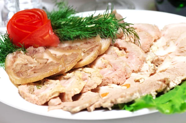 Smaczne mięso wędzone z koperkiem i warzywa — Zdjęcie stockowe