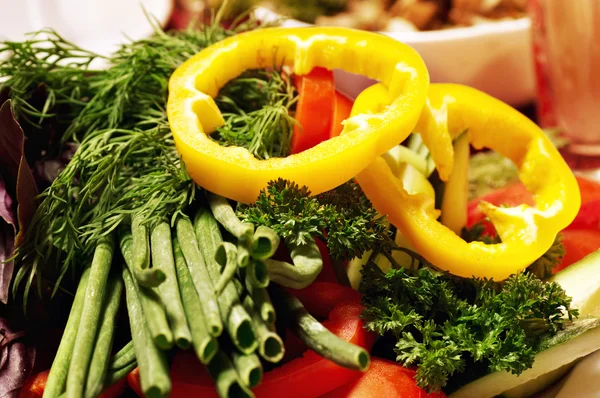 Beyaz zemin üzerine lezzetli salata — Stok fotoğraf