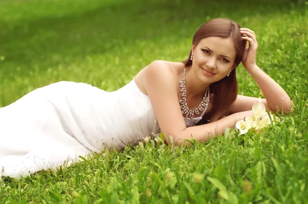 Pięknej narzeczonej z elegancki makijaż w białej sukni — Zdjęcie stockowe