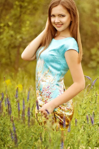 Hermosa mujer joven en el jardín de primavera — Foto de Stock