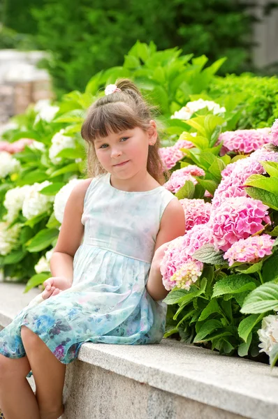 Gelukkig mooi meisje ruikt bloemen — Stockfoto