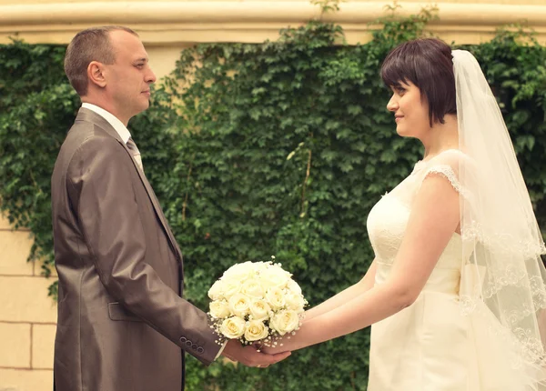 Braut und Bräutigam am Hochzeitstag — Stockfoto