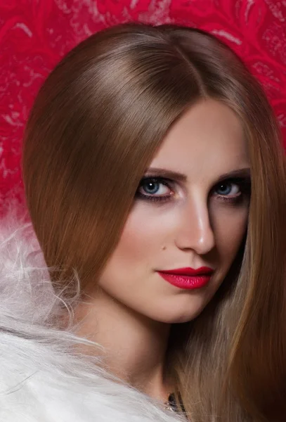 Pbeautiful jovem mulher com maquiagem — Fotografia de Stock